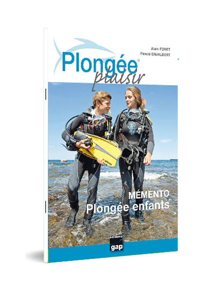 Enfant Plongée En Apnée Dans L'océan Concept De Plongée Enfant Plonge Dans  L'eau Sport Extrême Enfants Vacances D'été